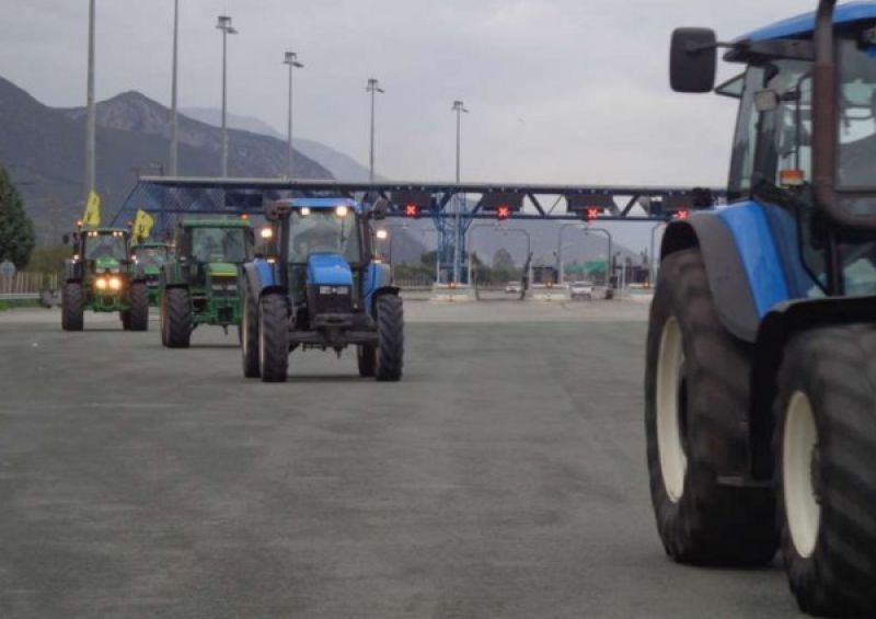 Αγρότες: Έφτασαν τα τρακτέρ στα διόδια Αφιδνών
