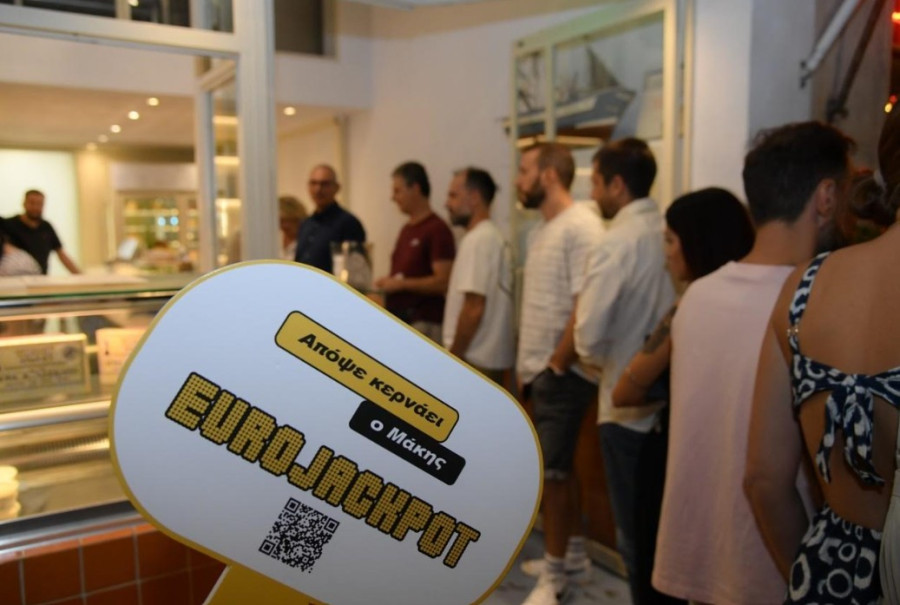Eurojackpot: Όλα κερασμένα από τον Μάκη που κέρδισε - Τι έγινε το Σάββατο στην πλατεία Καρύτση και την πλατεία Μαβίλη (video)