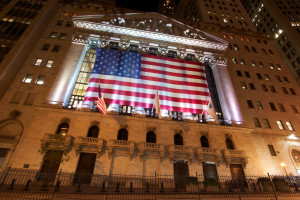 Καλοκαιρινό «πανηγύρι» στη Wall Street μετά την προαναγγελία Πάουελ για μείωση επιτοκίων – Ρεκόρ ο Dow