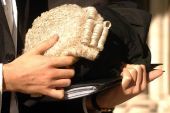 Παγώνουν οι λογαριασμοί Τούρκων πολιτών στην Αγγλία