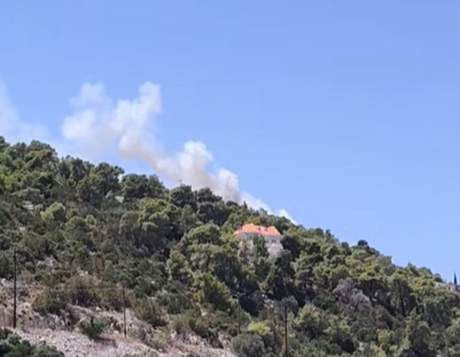 Σε ύφεση η φωτιά στο Πευκάλι Κορινθίας