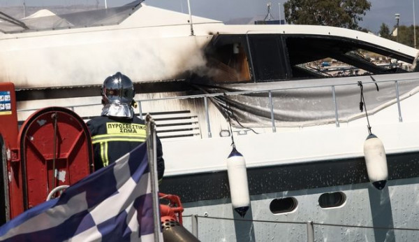 Φωτιά σε σκάφος στη Μαρίνα Αλίμου- Δύο τραυματίες