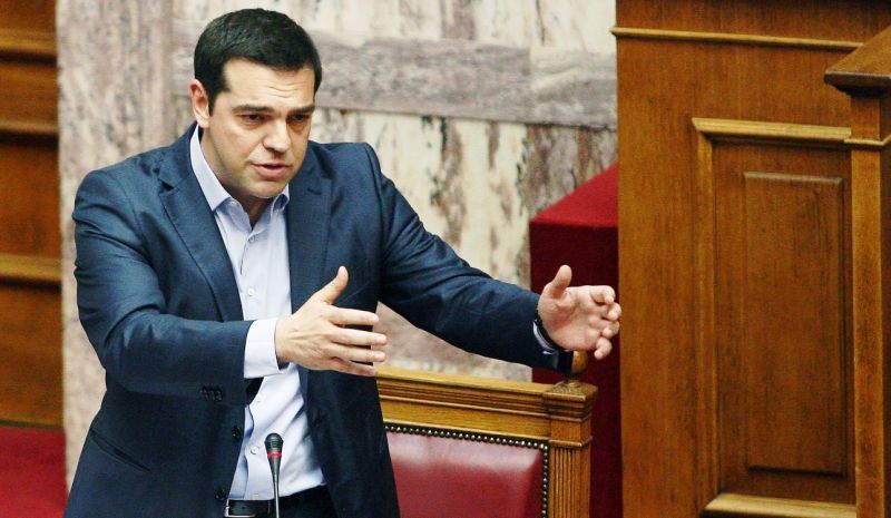 Ο Τσίπρας πετά μπάλα στην εξέδρα μετά τα...γκολ των δανειστών