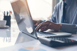 ΕΕ: Σε ισχύ οι ιστορικοί κανόνες για τις επιγραμμικές πλατφόρμες
