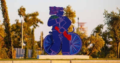 Το επιβλητικό γλυπτό «Ποδηλάτης» στο The Ellinikon Experience Park