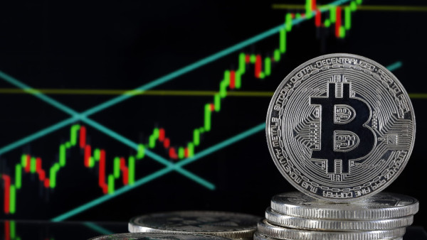 Bitcoin: «Σκαρφάλωσε» πάνω από τα $117.000 δολάρια