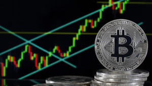Bitcoin: «Σκαρφάλωσε» πάνω από τα $117.000 δολάρια