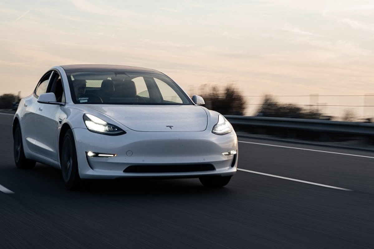 Γιατί προχώρησε η Tesla σε ανάκληση 40.000 αυτοκινήτων