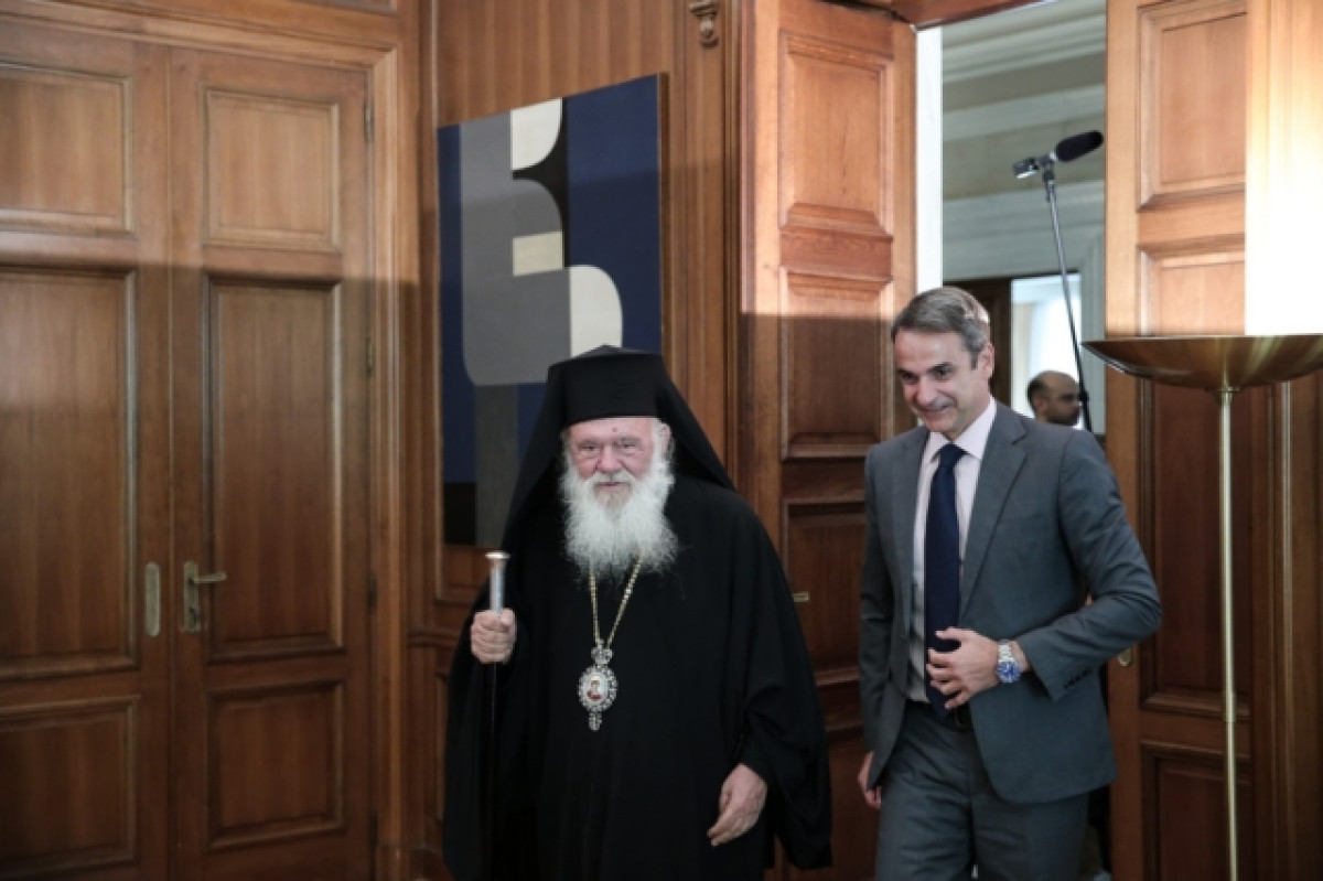 Ομόφυλα ζευγάρια: Διπλωματική η απάντηση της κυβέρνησης για την εκκλησία