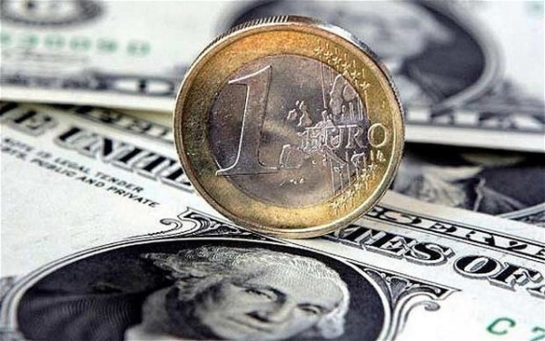 Ευρώ εναντίον δολαρίου: Η νομισματική μάχη φέρνει οικονομικούς πονοκεφάλους στην Ευρώπη