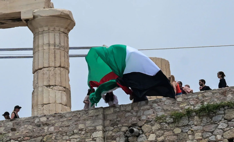 Νέα Αριστερά: Ελεύθερα τα μέλη που ύψωσαν σημαία της Παλαιστίνης