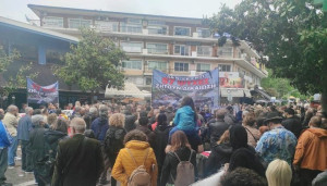 Μεγάλη συγκέντρωση διαμαρτυρίας στο γραφείο του Καραμανλή