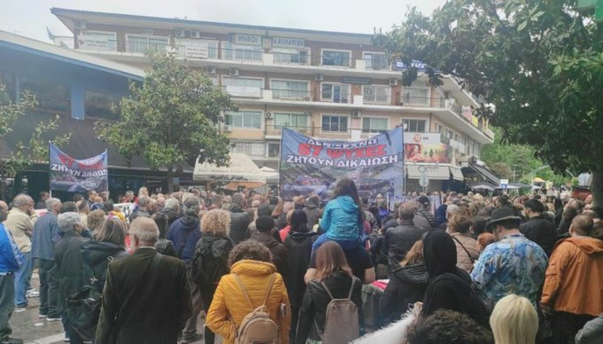 Μεγάλη συγκέντρωση διαμαρτυρίας στο γραφείο του Καραμανλή