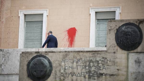 Στον εισαγγελέα ο συλληφθείς για την επίθεση στη Βουλή