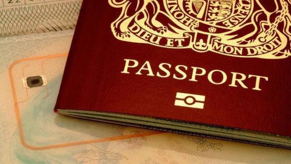 Συλλήψεις σε αεροδρόμια της Κρήτης για πλαστά τουριστικά έγγραφα