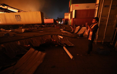 Πυρκαγιά σε αποθήκη εμπορευματοκιβωτίων στο Μπαγκλαντές- Δεκάδες νεκροί