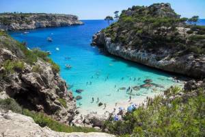 Διακοπές αλά ισπανικά: Παραλία με αποστάσεις και μάσκα