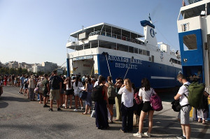 Όπου φύγει… φύγει οι αδειούχοι του Αυγούστου- Συνωστισμός στον Πειραιά
