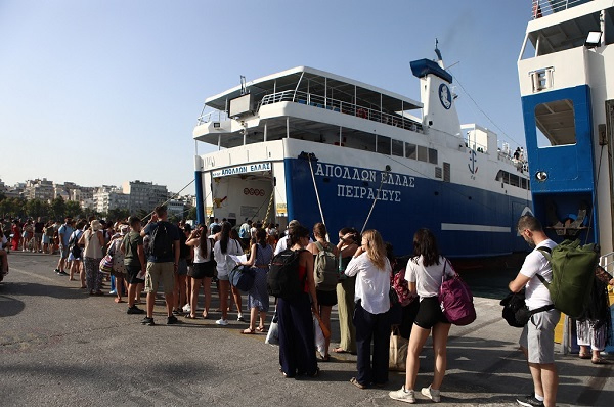 Όπου φύγει… φύγει οι αδειούχοι του Αυγούστου- Συνωστισμός στον Πειραιά