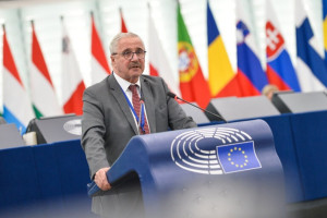 Διαβεβαιώσεις Κάλλας στο Γιάννη Μανιάτη για την προστασία των Χριστιανών της Συρίας