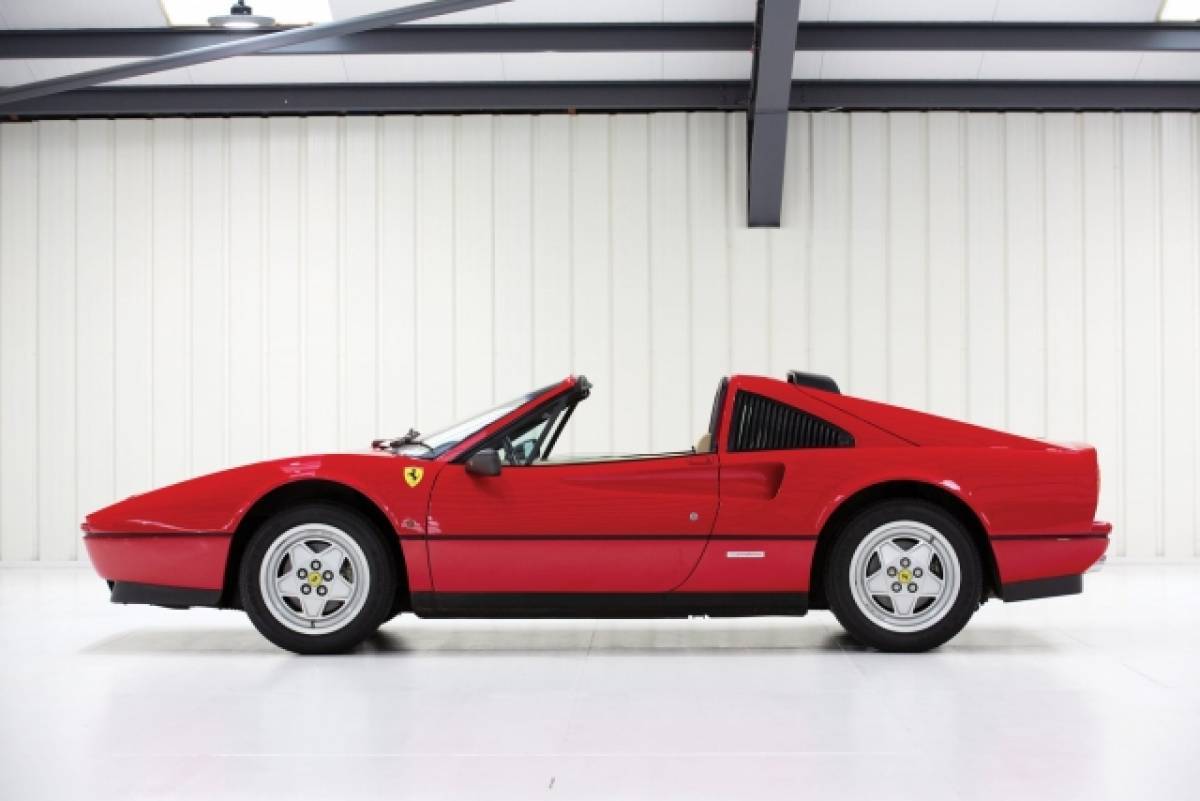 Μια καθαρόαιμη 1989 Ferrari 328 GTS στο Παρίσι
