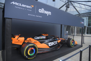 Αυτή η εμπειρία δεν χάνεται – Η Formula 1 και το αγωνιστικό μονοθέσιο της McLaren κάνουν στάση για πρώτη φορά στην OPAP Arena και την πλατεία Συντάγματος