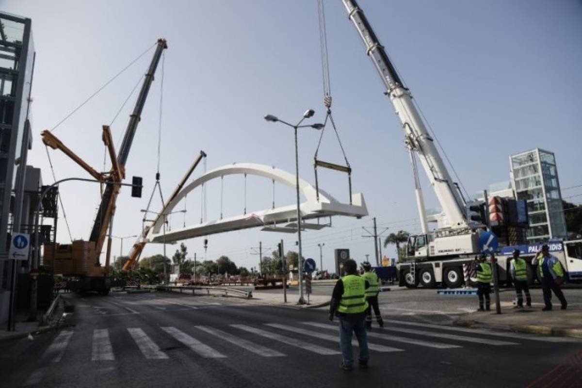 Τοποθετήθηκε η πεζογέφυρα στη λεωφόρο Ποσειδώνος- Άνοιξε η κυκλοφορία
