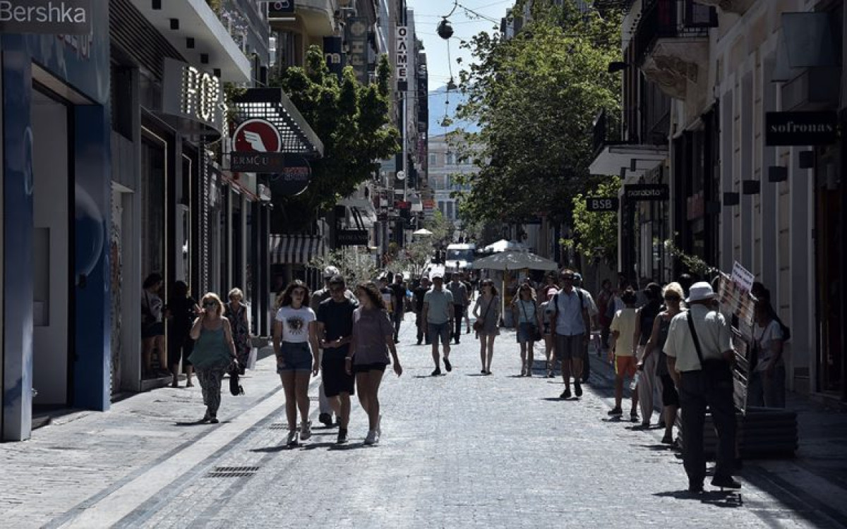 Ανοικτά τα καταστήματα την πρώτη Κυριακή των εκπτώσεων