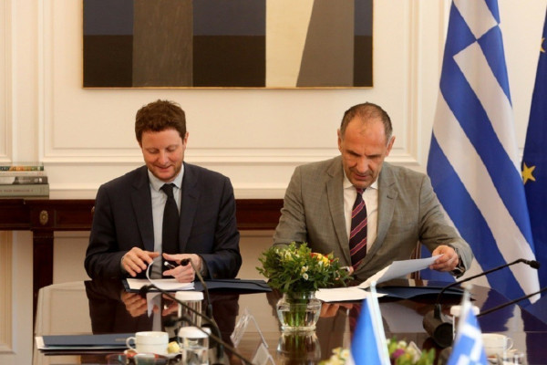 Ελλάδα-Γαλλία υπέγραψαν συμφωνία για τη μεταφορά τεχνογνωσίας σε θέματα σιδηροδρόμων