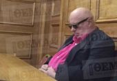 Εγειρε και αποκοιμήθηκε μέσα στη Βουλή!