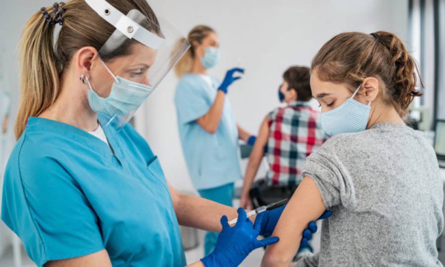 Covid-19: Τι πρέπει να γνωρίζουμε για τον εμβολιασμό των παιδιών