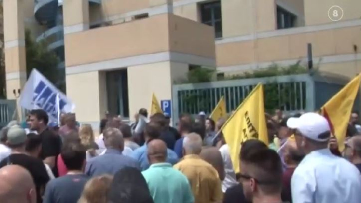 Ένταση μεταξύ εκπροσώπων ταξί και ΜΑΤ ελέω κόντρας Κυρανάκη-Λυμπερόπουλου