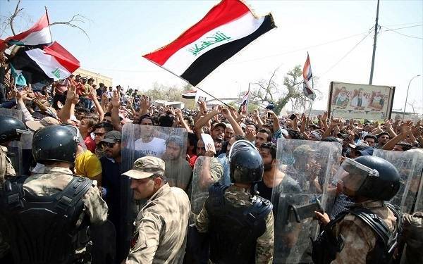 Επεισόδια στο Ιράκ: Διαδηλωτές πυρπόλησαν το προξενείο του Ιράν