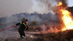 Υπό έλεγχο η φωτιά στη Σαλαμίνα
