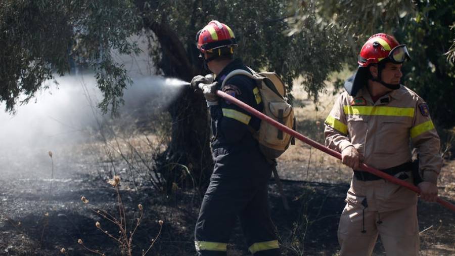 Σαρωνίδα: Πυρκαγιά κοντά σε κατοικημένη περιοχή - Εντολή εκκένωσης