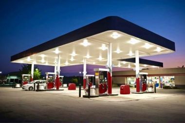 Νέα προϊόντα και υπηρεσίες για να «σωθούν» τα βενζινάδικα