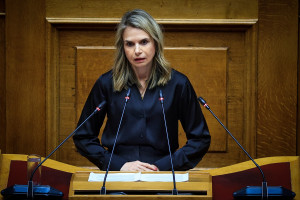 Αποστολάκη: «Ανέκδοτο» τα επιχειρηματικά συμφέροντα που προσάπτουν στον κ. Ανδρουλάκη