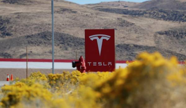 Tesla: Πληρώνει $137 εκατομμύρια σε πρώην εργαζόμενο για ρατσιστική μεταχείριση