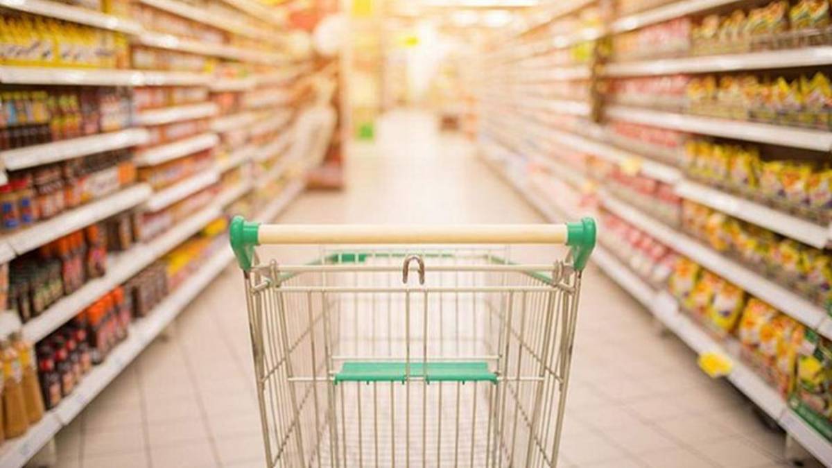Χριστουγεννιάτικο τραπέζι: Ακριβότερα κρέατα, μειώσεις τιμών σε γλυκά, λαχανικά, αναψυκτικά