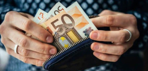 Έως 22 Δεκεμβρίου το έκτακτο βοήθημα Χριστουγέννων: Δικαιούχοι και ποσά