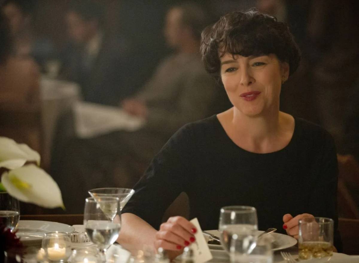 5η σεζόν «The Crown»: Η εκπληκτική ομοιότητα της Ολίβια Γουίλιαμς με την Καμίλα σε νέες φωτογραφίες από τα γυρίσματα
