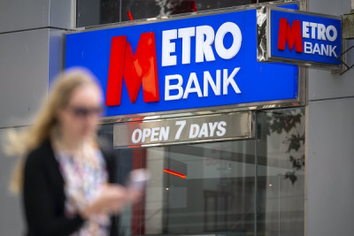 Χρηματοδότηση 925 εκατ. λιρών εξασφάλισε η Metro Bank
