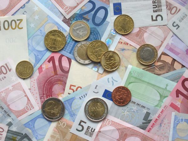 Σε χαμηλό εξήμισι μηνών το ευρώ λόγω Ιταλίας