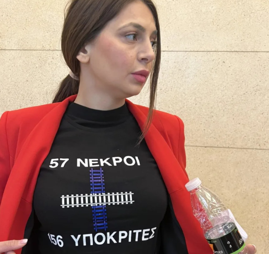 Η Απατζίδη του ΜέΡΑ25 με μπλούζα «57 νεκροί, 156 υποκριτές»
