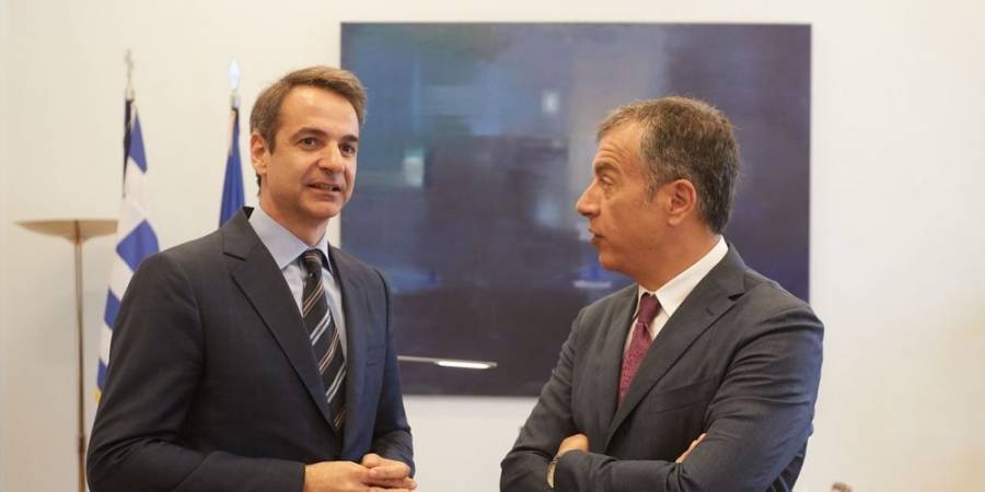 Αποθέωση Μητσοτάκη στον Θεοδωράκη: Πάντα με κράνος παρά τη ζέστη!
