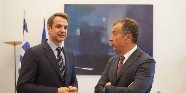 Αποθέωση Μητσοτάκη στον Θεοδωράκη: Πάντα με κράνος παρά τη ζέστη!