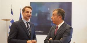 Αποθέωση Μητσοτάκη στον Θεοδωράκη: Πάντα με κράνος παρά τη ζέστη!