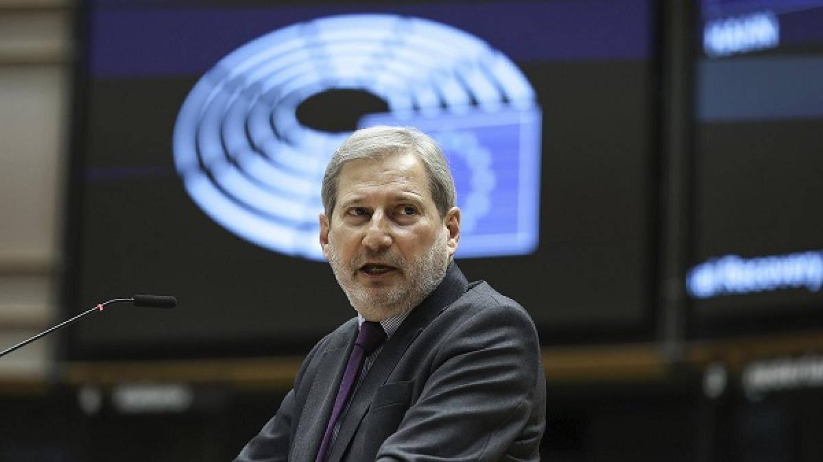 Επίτροπος Χαν: Τρεις πηγές εσόδων για χρηματοδότηση του Ταμείου Ανάκαμψης