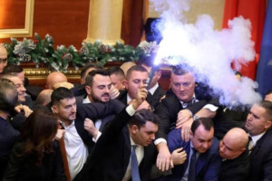 Χάος στο αλβανικό κοινοβούλιο μετά τις καταγγελίες διαφθοράς κατά της κυβέρνησης Ράμα