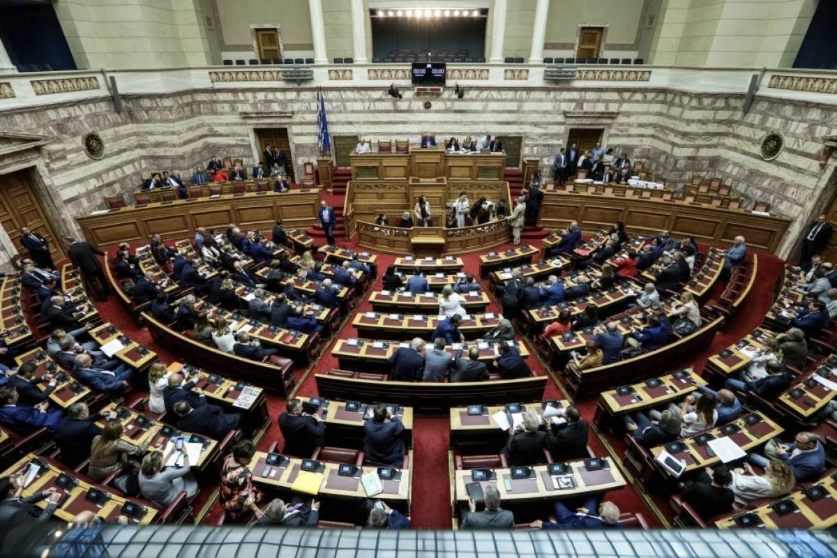 Υπερψηφίστηκαν οι ΠΝΠ για δώρο Χριστουγέννων και υπερωρίες